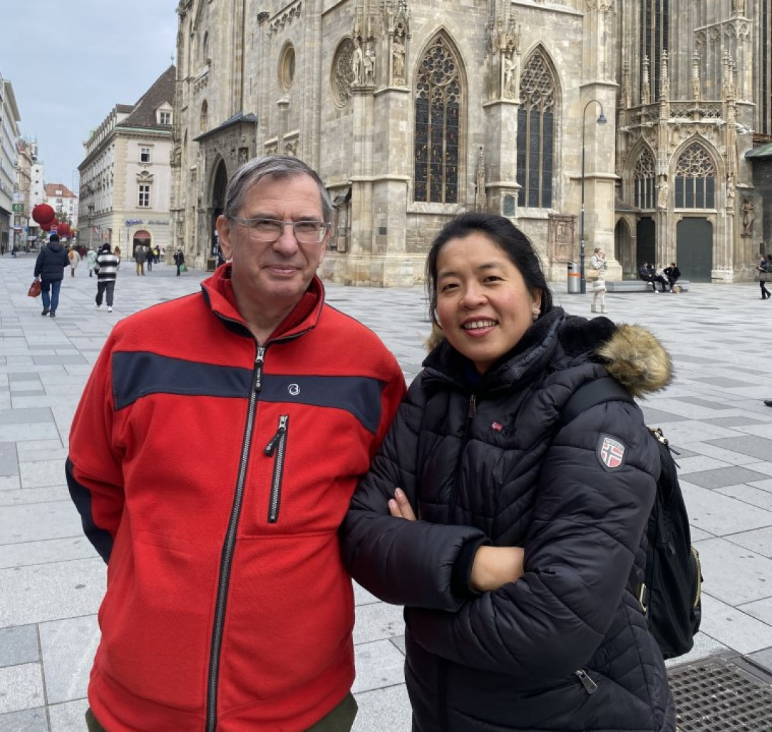 Le docteur Gérard Grehan et le docteur Sawitree Saengkaew . (© Rainbow Vision)