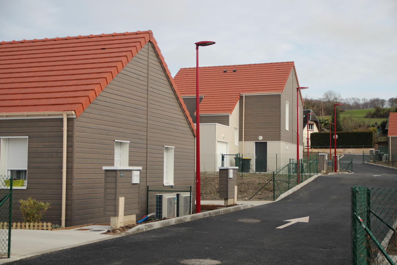 De plain-pied ou à étage, les 10 pavillons jumelés de Meulers sont réalisés avec une ossature et un bardage en bois. (© Aletheia Press / B.Delabre)