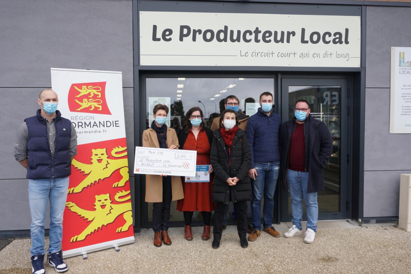 Les salariés du Producteur local, des producteurs ainsi que les représentantes de la Région et de la Chambre régionale de l'économie sociale et solidaire étaient présents pour la remise du prix. (©Gazette Normandie/Chl.G.)