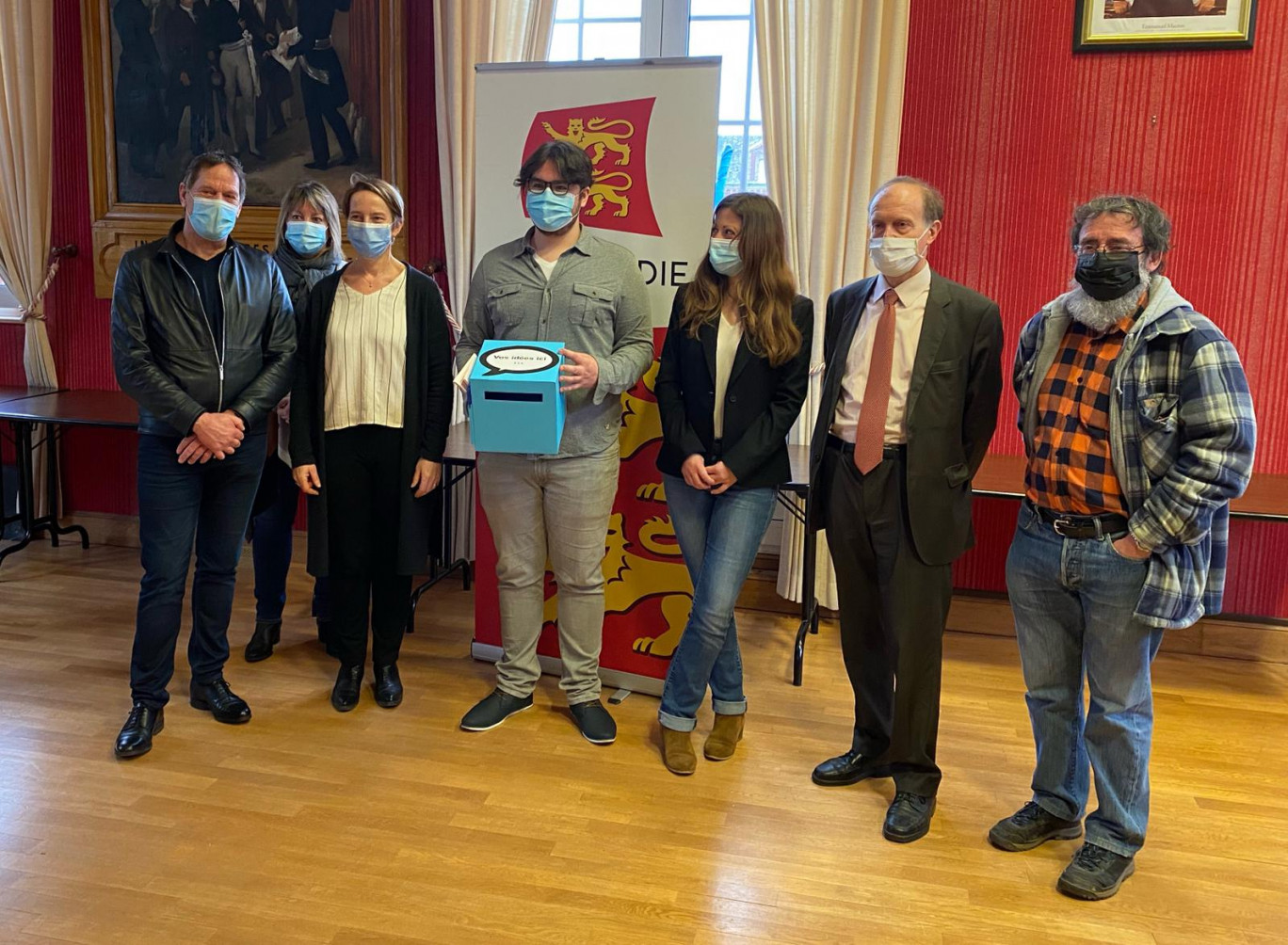 Gabriel Sabbah (au centre avec la boîte bleue) est l'un des premiers stagiaires du dispositif "Jeunes diplômés", mis en place par la Région. (©Gazette Normandie/Chl.G.)