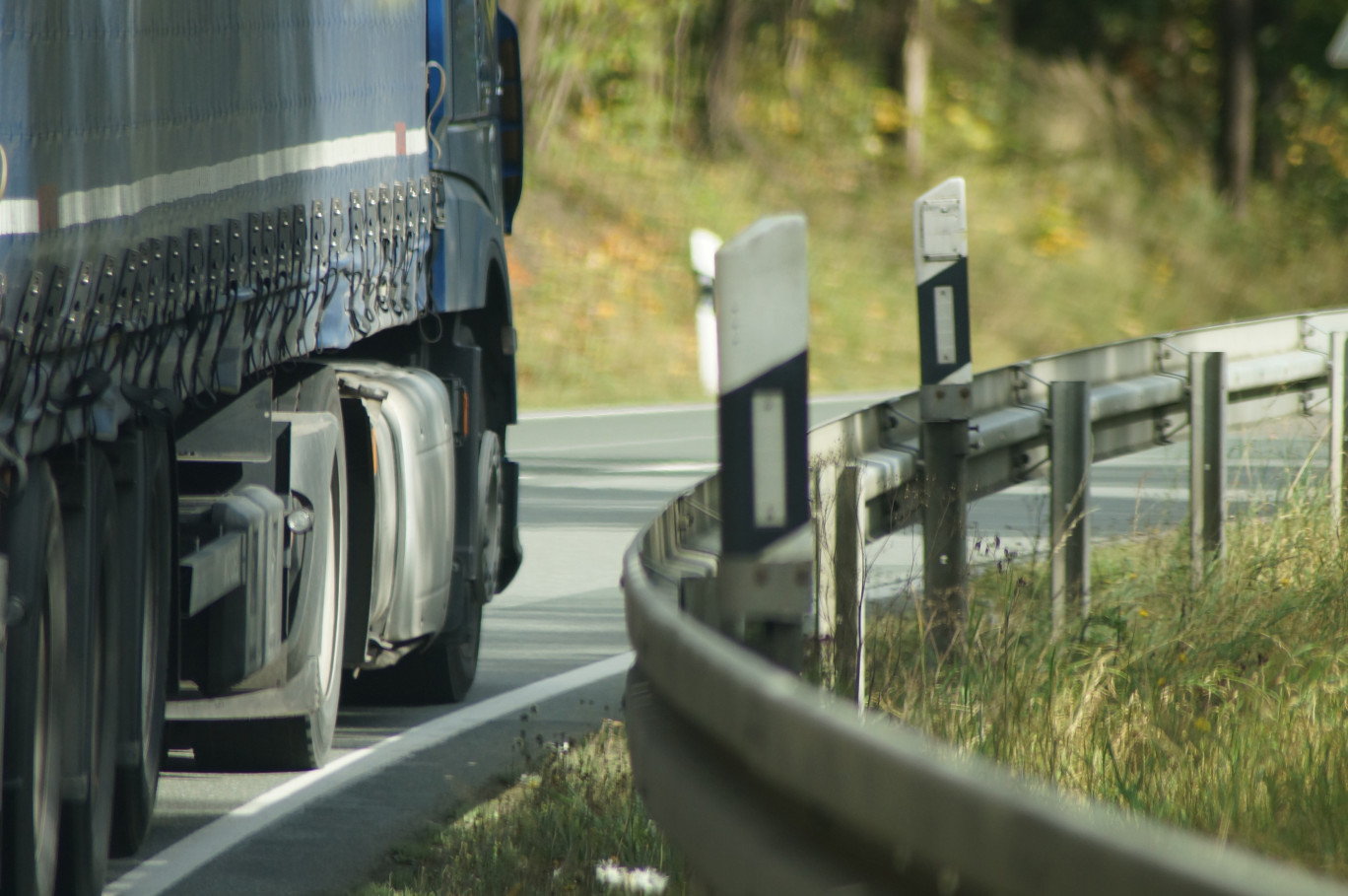 Deux projets de loi pourraient ouvrir la possibilité de mettre en place une taxe forfaire pour les poids lourds empruntant les routes nationales.  (© Pixabay)