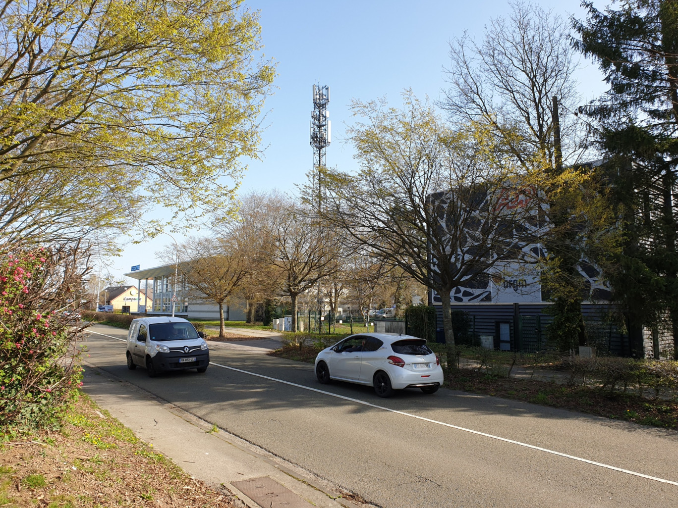 Orange a installé neuf antennes 5G, sur des sites déjà existants pour la 4G, dont une dans la zone d'activités de la Vatine, à Mont-Saint-Aignan. (©Orange Normandie)