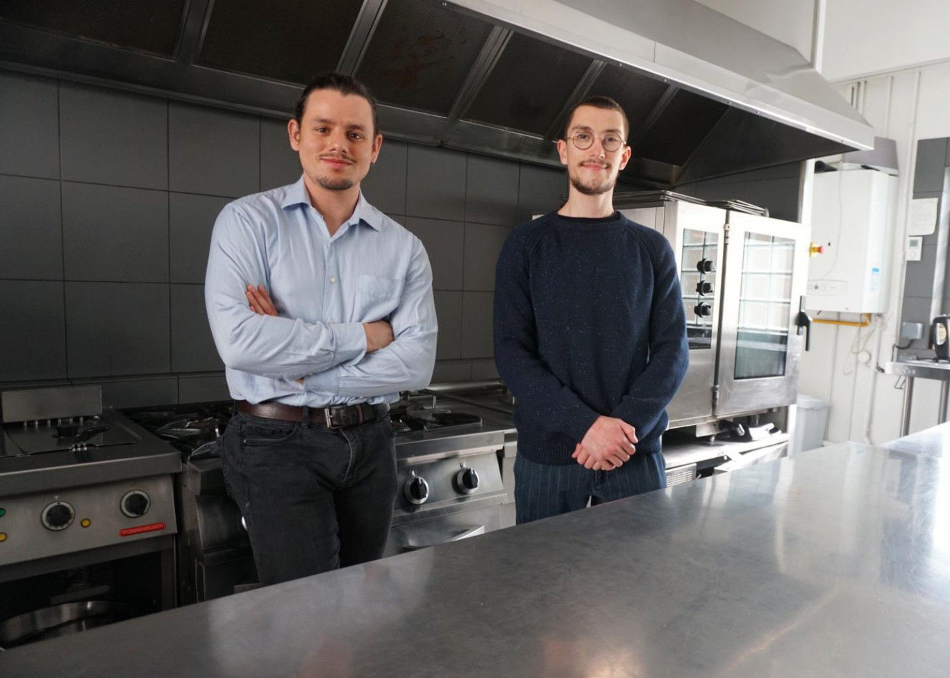 Ephraïm Added et Clément Szulc sont les créateurs de la Colab kitchen, rue des Limites à Rouen. (©Gazette Normandie/Chl.G.)