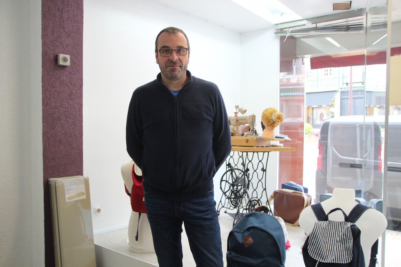 Olivier Rigaux est heureux de présenter ses produits en vitrine, sur la place des marchés à Aumale. (© Aletheia Press / Benoit Delabre)