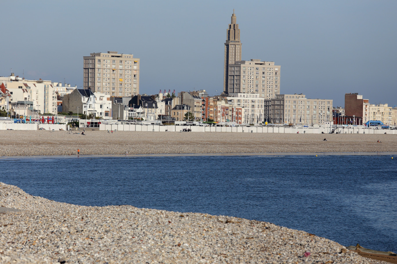 Une charte présentée au Havre pour lutter contre la pollution par le plastique sur la plage.