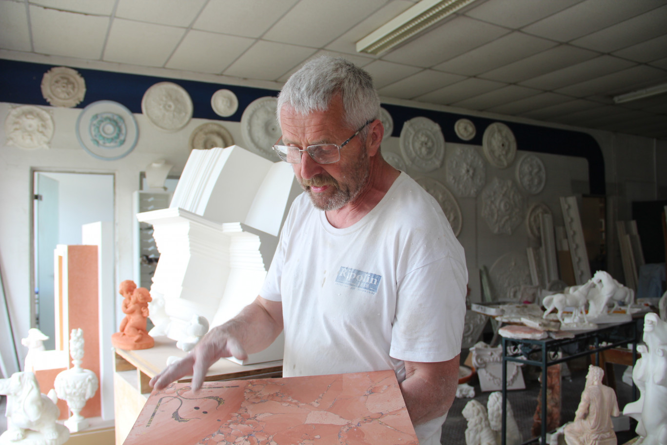 Pour la restauration, Hubert Huray s’appuie sur documents anciens : catalogues, livre d’architecture... (© Aletheia Press / Laetitia Brémont)