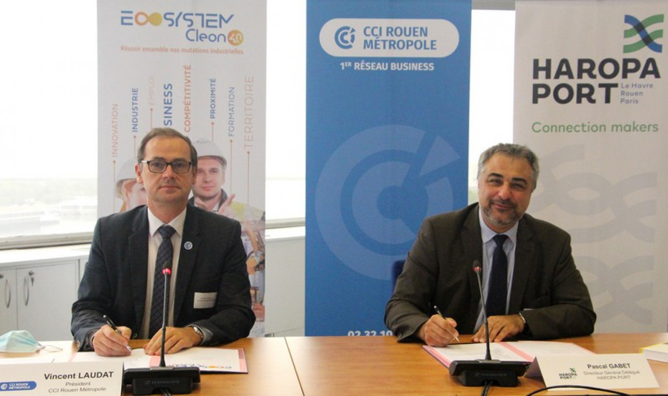 Vincent Laudat, président de la CCI Rouen Métropole et Pascal Gabet, directeur général délégué de Haropa Port ont signé la convention de partenariat ce vendredi 25 juin.