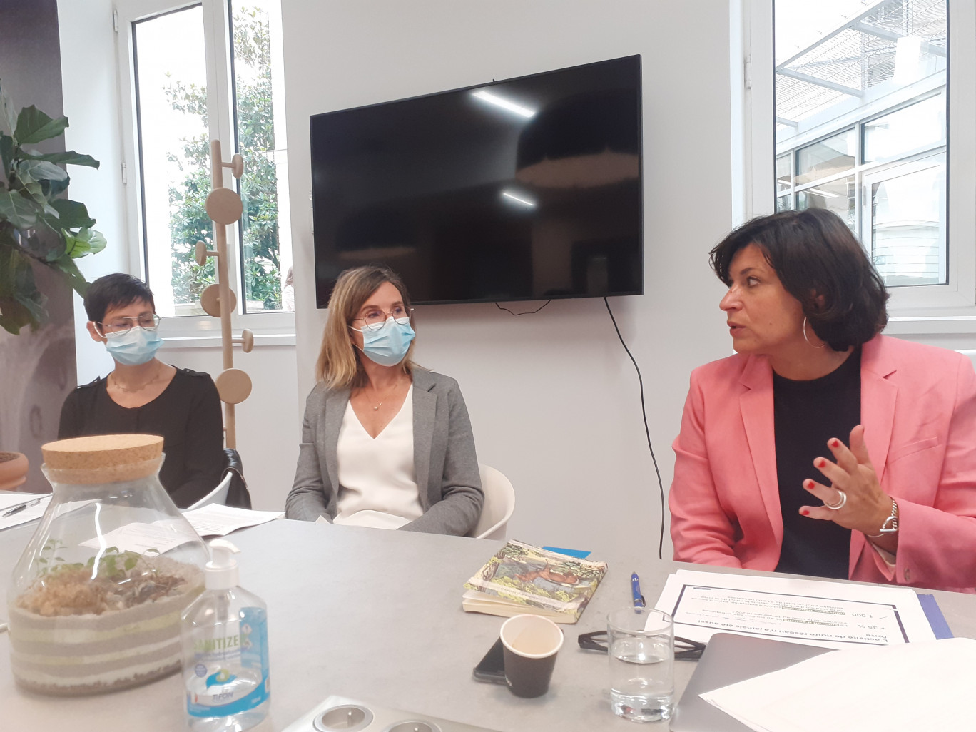 De gauche à droite, Céline André et karine Castagnet, fondatrices de L’âge de Sagesse Patricia Lexcellent, déléguée générale d’Initiative France