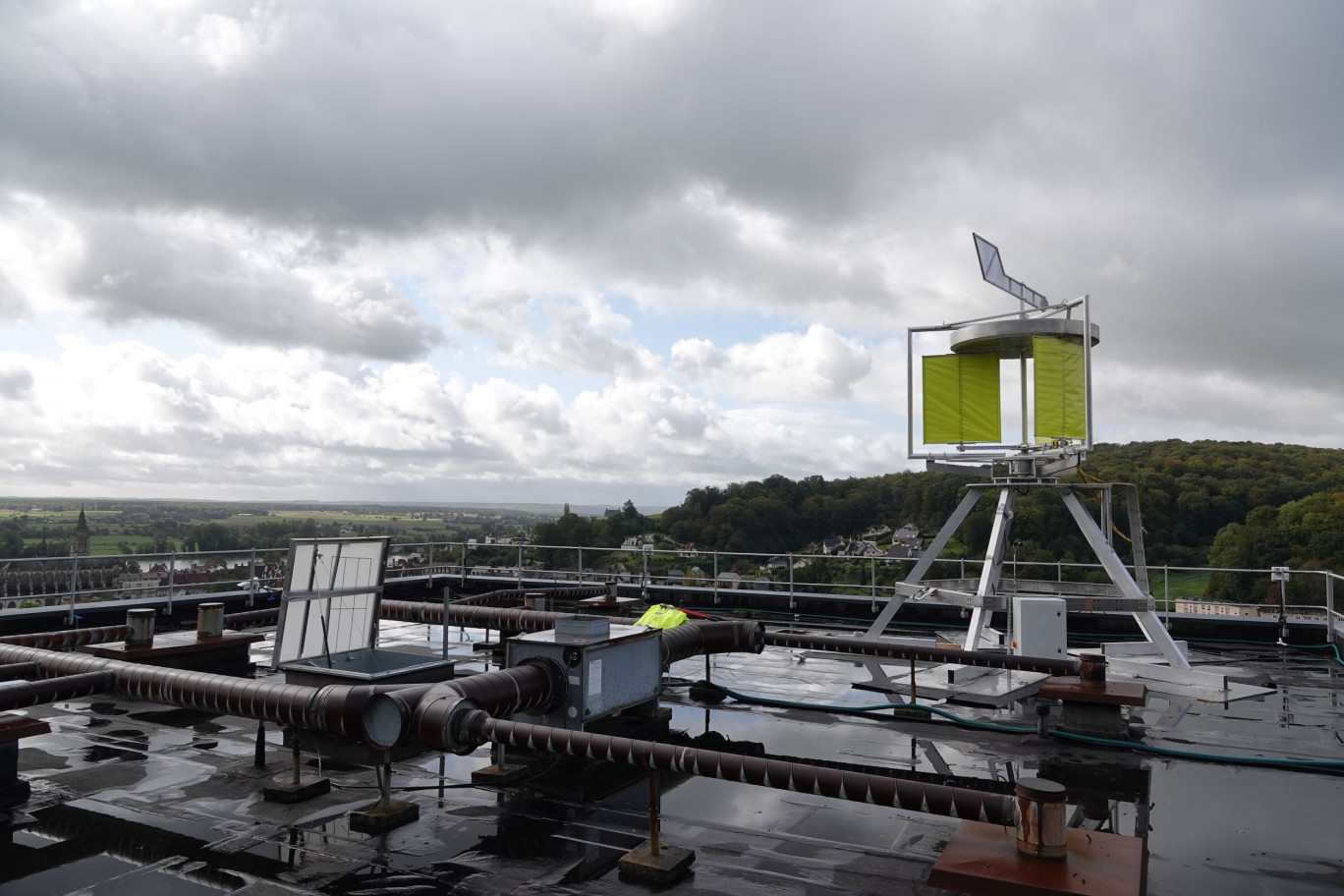 L’éolienne Green Pack, en cours d’expérimentation à Caudebec-en-Caux, permet une implantation urbaine. (© Caux Seine Agglo)