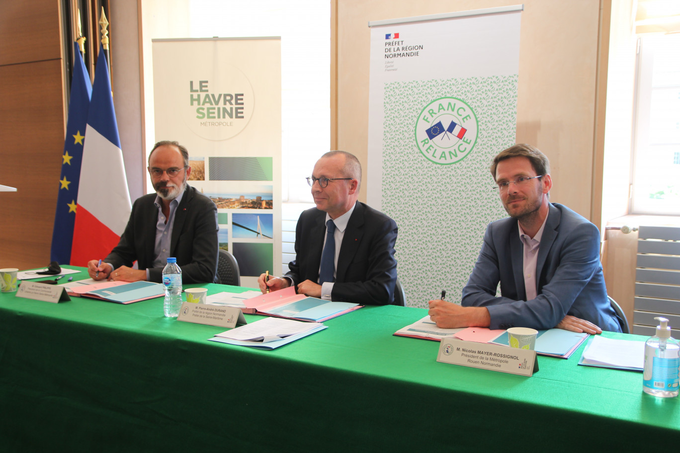 Edouard Philippe, président de la Communauté Urbaine Le Havre Seine Métropole, Pierre-André Durand, préfet de Seine-Maritime, et Nicolas Mayer-Rossignol, président de la Métropole Rouen Normandie. (© Aletheia Press / Benoit Delabre)