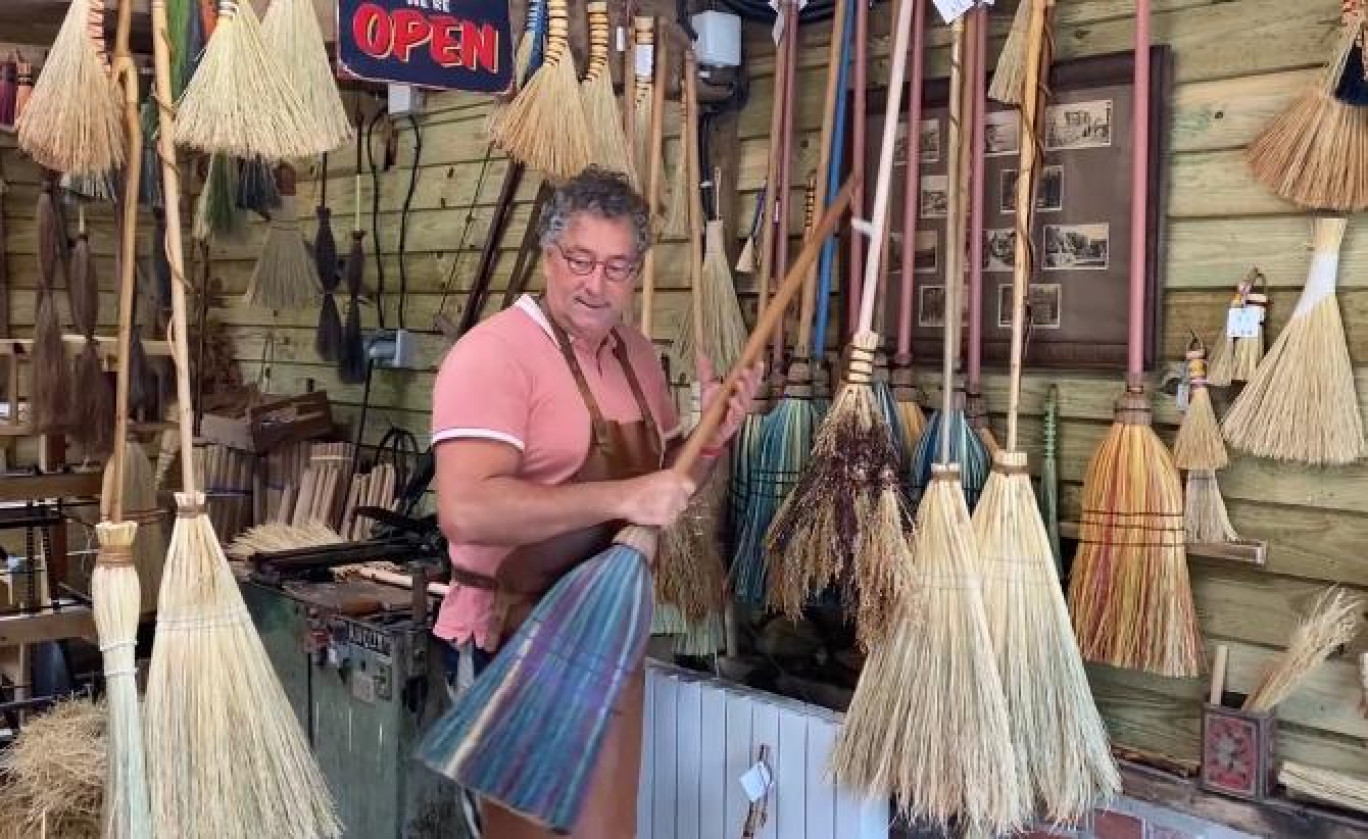 Arnaud Gabriel fabrique de façon artisanale des balais en paille de sorgho. (Photo Gazette Normandie)