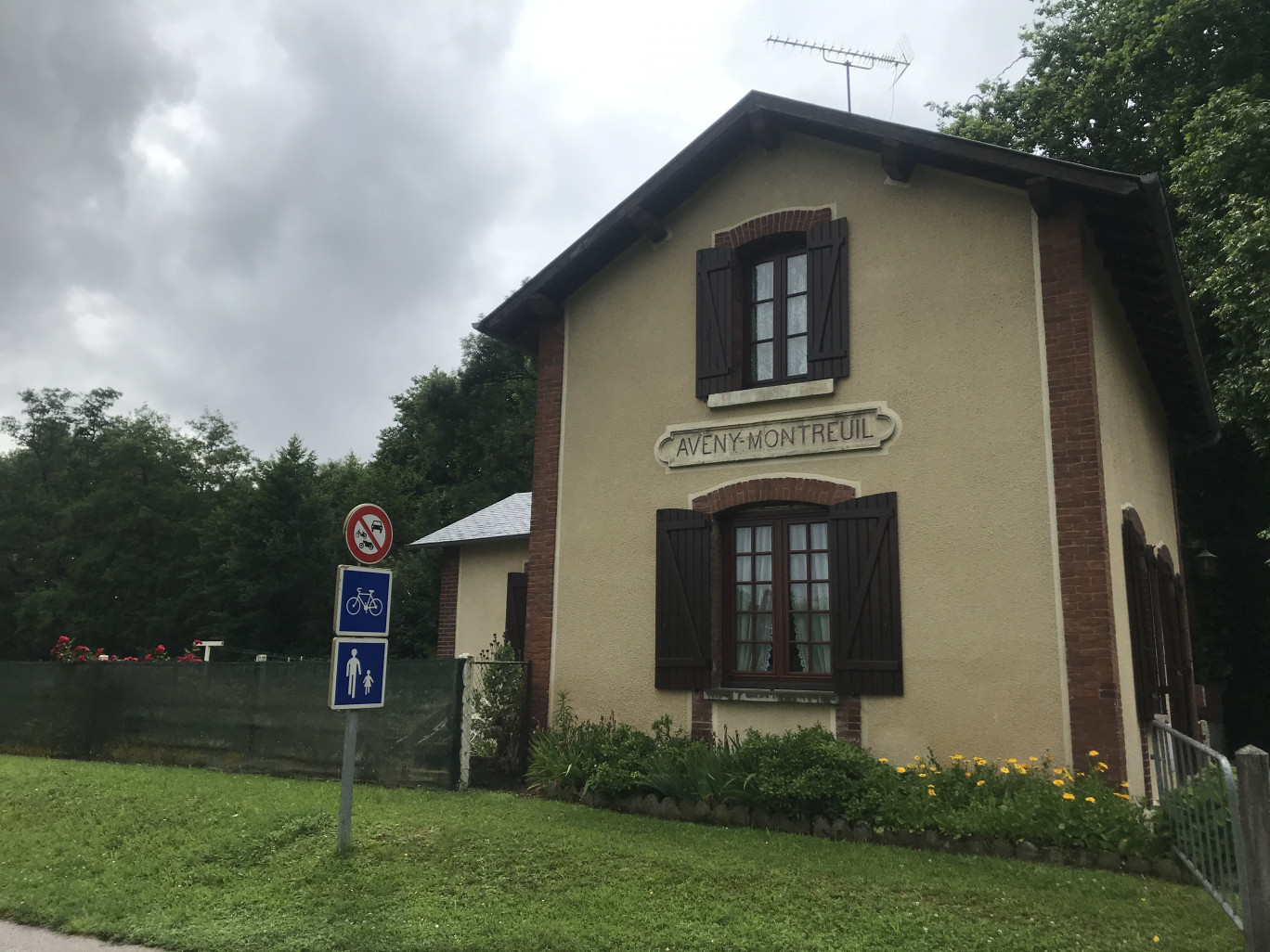 L'ancienne gare d'Aveny-Montreuil (Val d'Oise). (Photo O.RAZEMON)