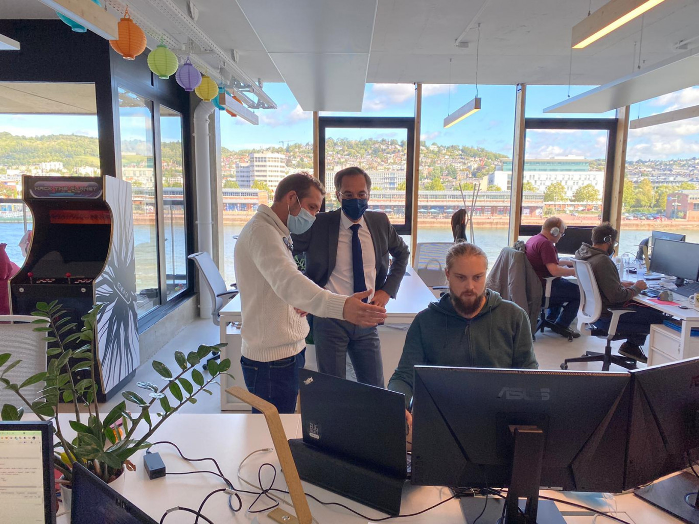 Guillaume Vassault-Houlière, fondateur de Yes we hack, a accueilli Guillaume Boudy, secrétaire général pour l'investissement, ce lundi  4 octobre. (Photo Chl.G/Gazette Normandie)