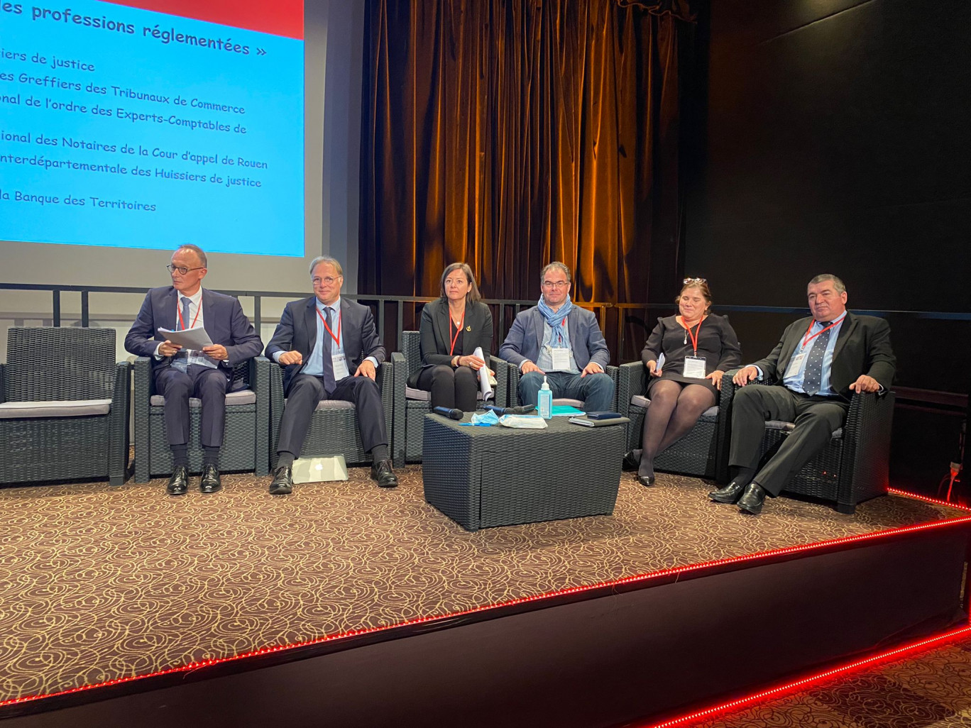 De gauche à droite : Stéphane Pelfrene, président du conseil régional des notaires de la Cour d'appel de Rouen ; Georges Golliot, délégué national des huissiers de justice ; Sophie Jonval, présidente du conseil national des greffiers des tribunaux de commerce ; Franck Nibeaudo, président du conseil régional de l'ordre des experts-comptables ; Céline Senmartin, directrice régionale de la Banque des territoires et Olivier Petijean, délégué de la chambre interdépartementale des huissiers de justice de la Cour d'appel de Caen. (Photo Gazette Normandie)