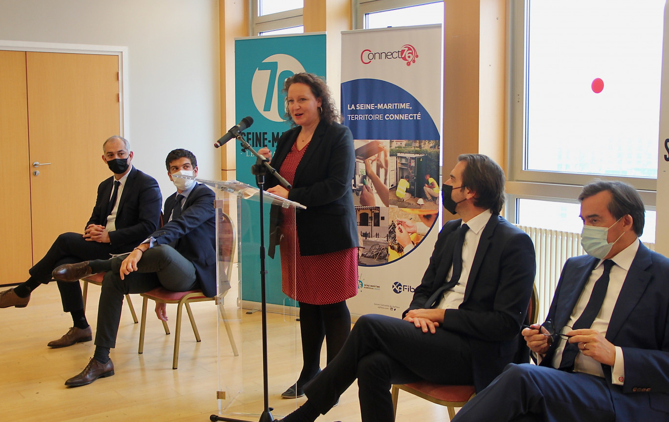 Virginie Lucot-Avril, présidente de Seine-Maritime Numérique, entourée de (de g. à dr.) Lionel Recorbet (XP Fibre), Jonas Haddad (Région), Grégory Rabuel (Altice France) et Bertrand Bellanger (Département). (© Aletheia Press / B.Delabre)