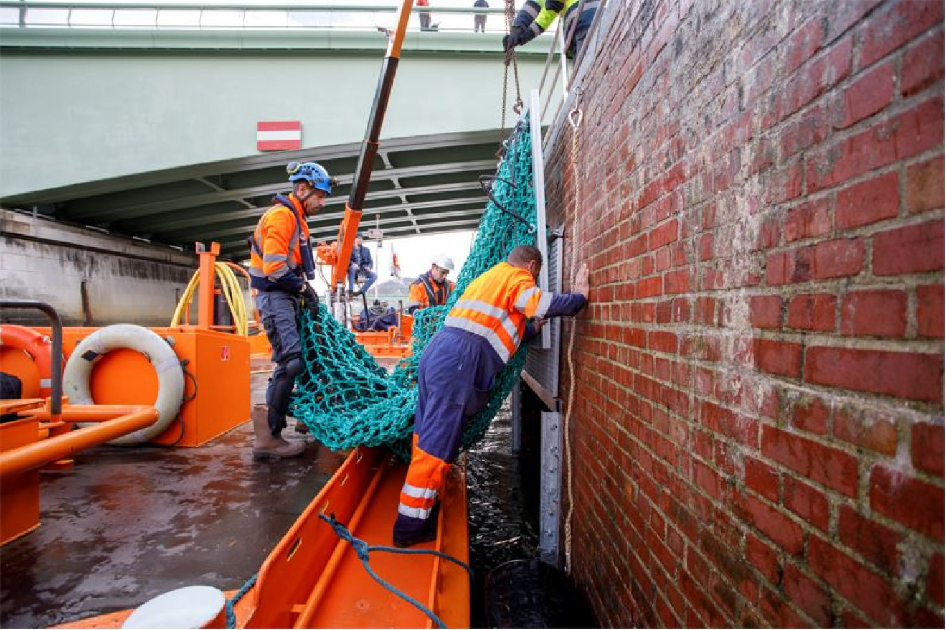 Les premiers filets anti-déchets ont été installés sur la Seine, jeudi 18 novembre. (Photo Alan Aubry - Métropole Rouen Normandie)