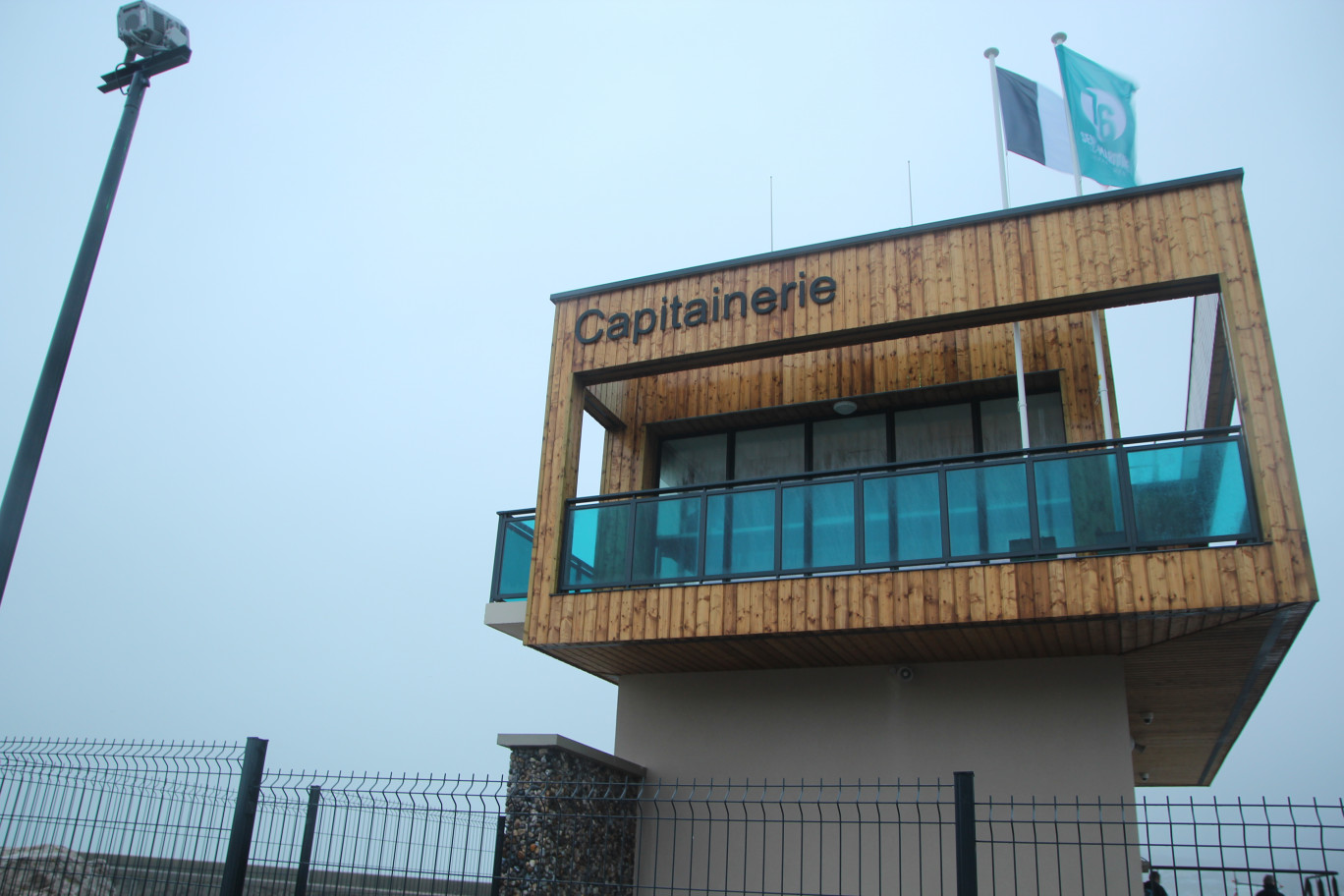 La capitainerie, au bout du chenal d’entrée dans le port. (© Aletheia Press / B.Delabre)