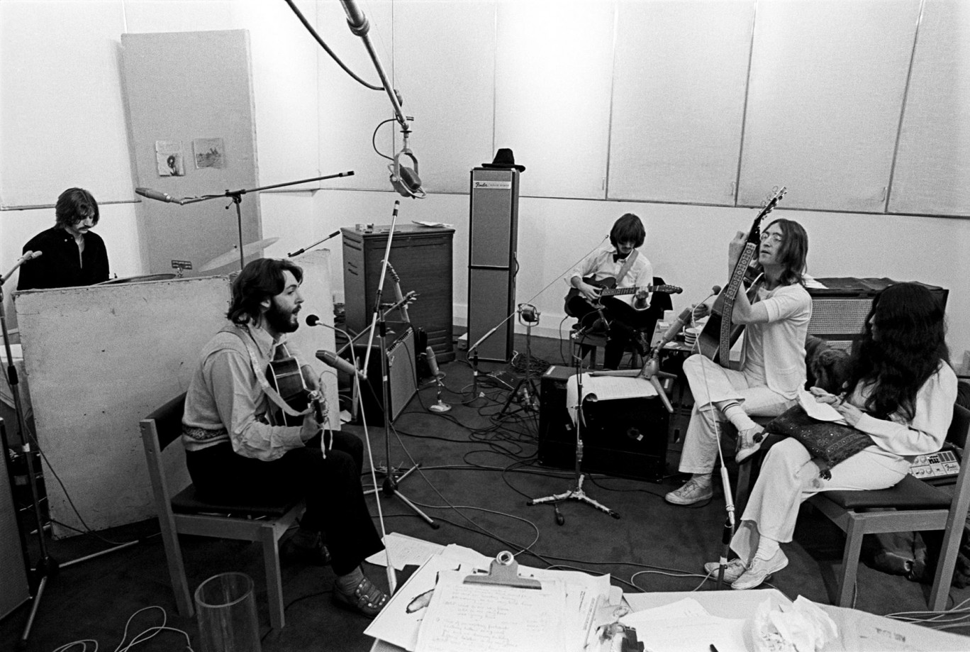 Ringo Starr, Paul McCartney, George Harrison, John Lennon and Yoko Ono Lennon, Apple Studios, 24 janvier 1969. © Ethan A. Russell-Apple Corps Ltd