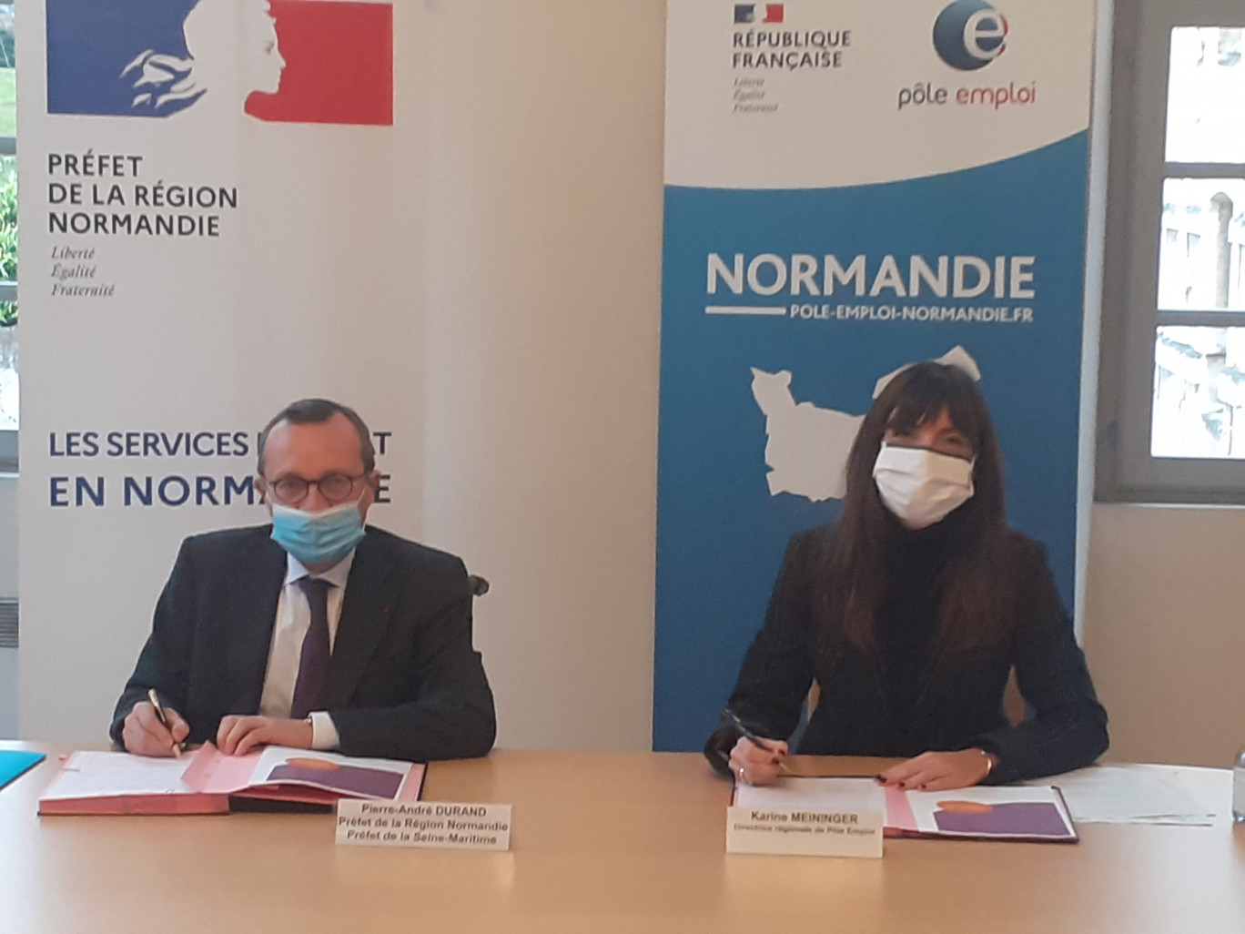 Le préfet de la région Normandie, Pierre-André Durand et Meininger, directrice régionale Pôle emploi Normandie ont signé une convention de partenariat en faveur de l'emploi dans la fonction publique.