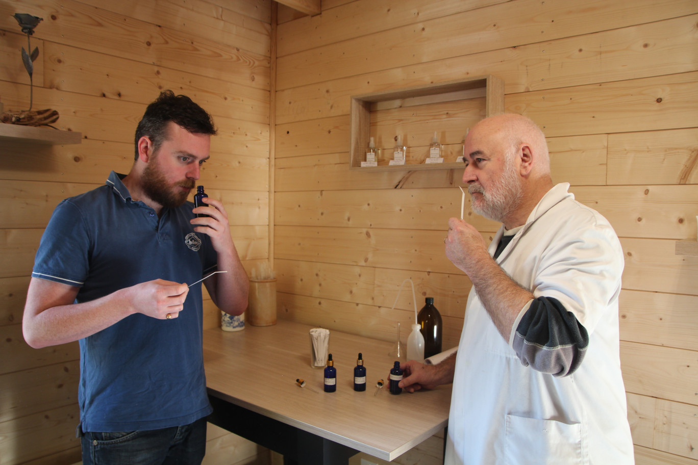 Julien et Christian Morel proposent des ateliers où chacun peut créer son parfum personnalisé. (© Aletheia Press / B.Delabre)