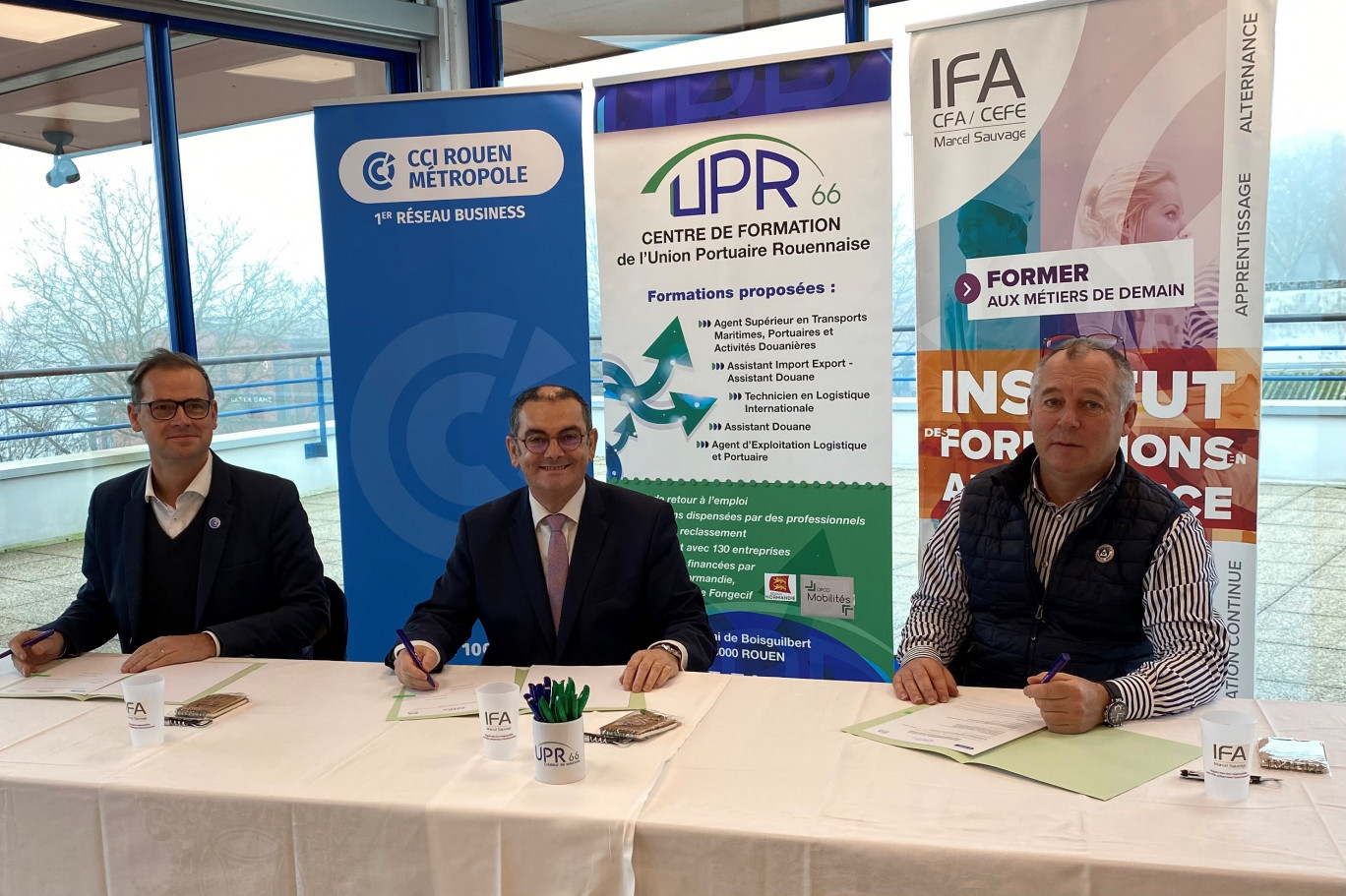 Une convention a été signée entre la CCI Rouen Métropole, représentée par Vincent Laudat (à gauche) ; le CPFP-UPR, représenté par Gilles Kindelberger (au centre) et l'IFA Marcel Sauvage, représenté par Stéphane Lecomte (à droite). (Photo CCI)