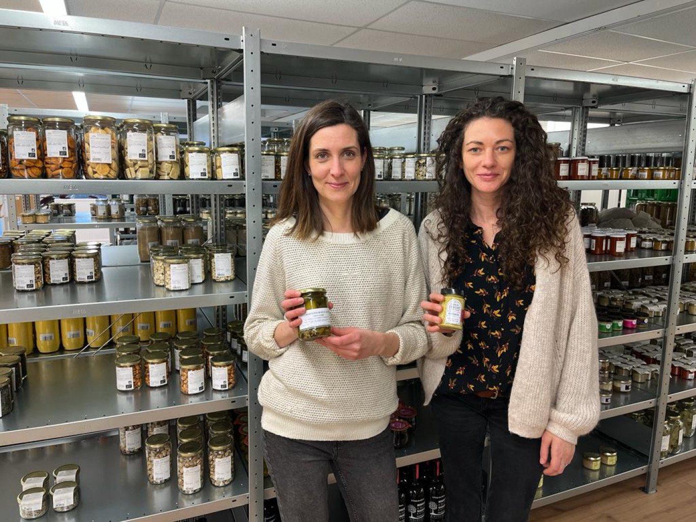 Stéphanie Hervy (à gauche) et Amélie Gest (à droite) ont lancé Les Emballés du Vrac en juillet 2021. (Photo Gazette Normandie)