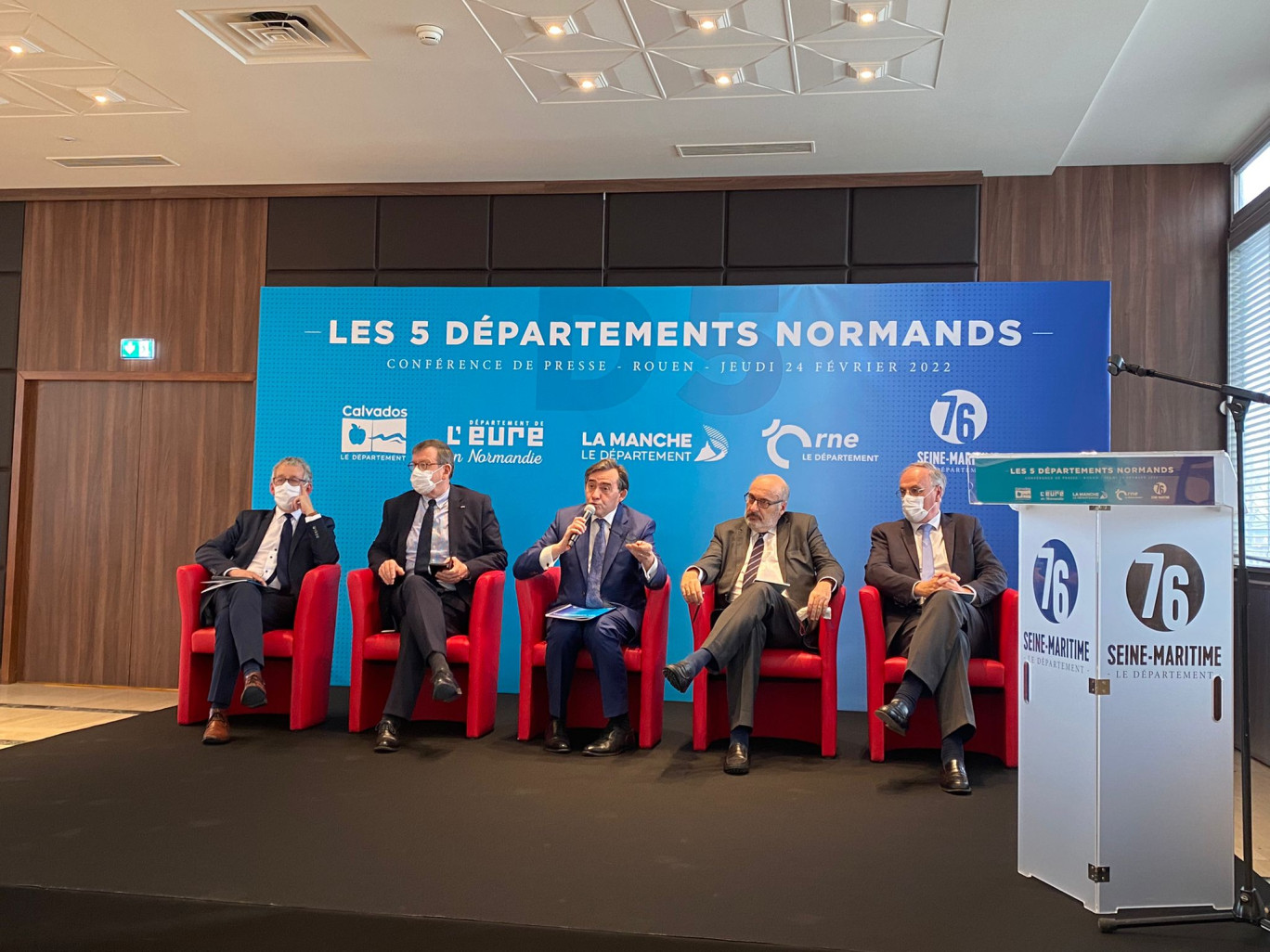 Les cinq Départements se sont réunis, jeudi 24 février. De gauche à droite : Pascal Lehongre, vice-président du Département de l’Eure ; Jean Morin, président du Département de la Manche ; Bertrand Bellanger, président du Département de Seine-Maritime ; Jean-Léonce Dupont, président du Département du Calvados ; Christophe de Balorre, président du Département de l'Orne.