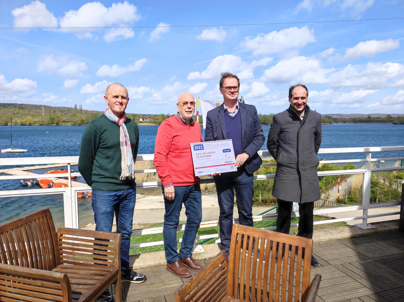 De gauche à droite : Laurent GUIHENEUF, Directeur de la Base de Loisirs, Jean-Paul RENE, Président du Club de Voile, Vincent LAUDAT, Président de la CCI Rouen Métropole et Djoudé MERABET, Maire d’Elbeuf.