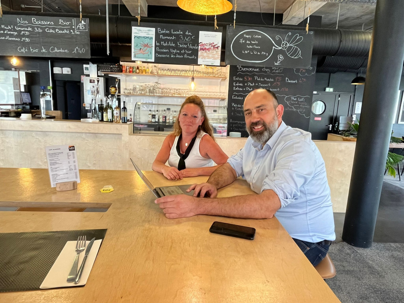 Angélique, encadrante en salle et Grégory Lamare, directeur de Archimaide 76 et de l'entreprise d'insertion Chez Léo, accueillent désormais les adeptes du co-working l'après-midi. (Photo Gazette Normandie)