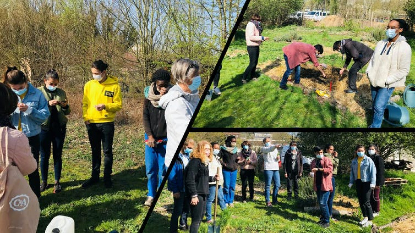 Au Jardin de Repainville en 2021 : prélèvement d’échantillons et comptage de vers de terre dans l'espace maraîcher. (© UniLaSalle)