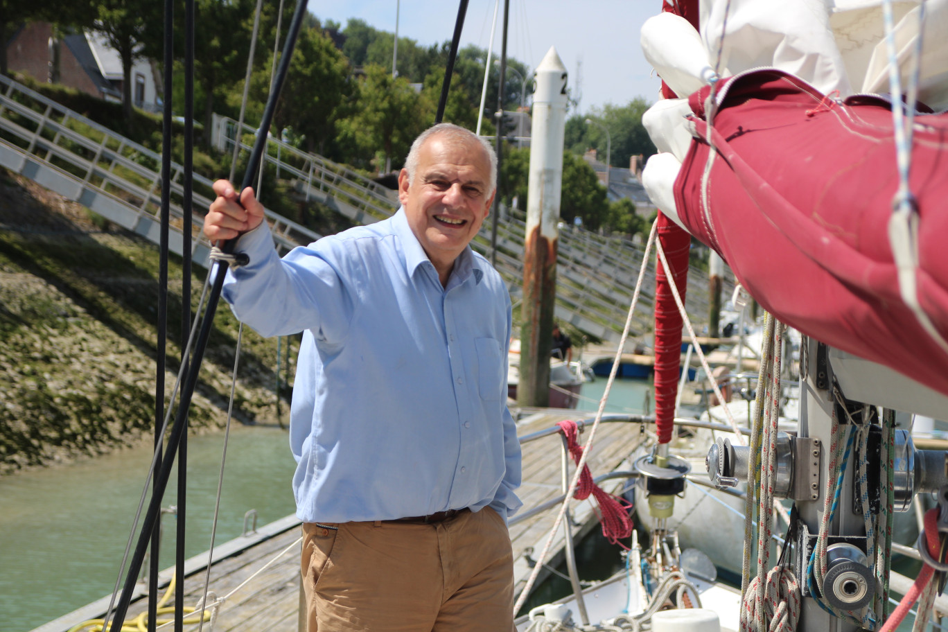 Jean-Pierre Bigot à bord d'Arsouin, son bateau personnel construit en 1983, qui a inspiré le projet Arsouin  Hybride 40. (© Aletheia Press / B.Delabre)