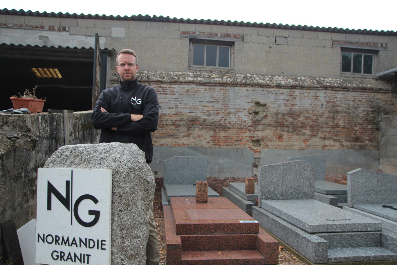 Yohann Langlois devant quelques monuments funéraires « recyclés ». (© Aletheia Press / B.Delabre)