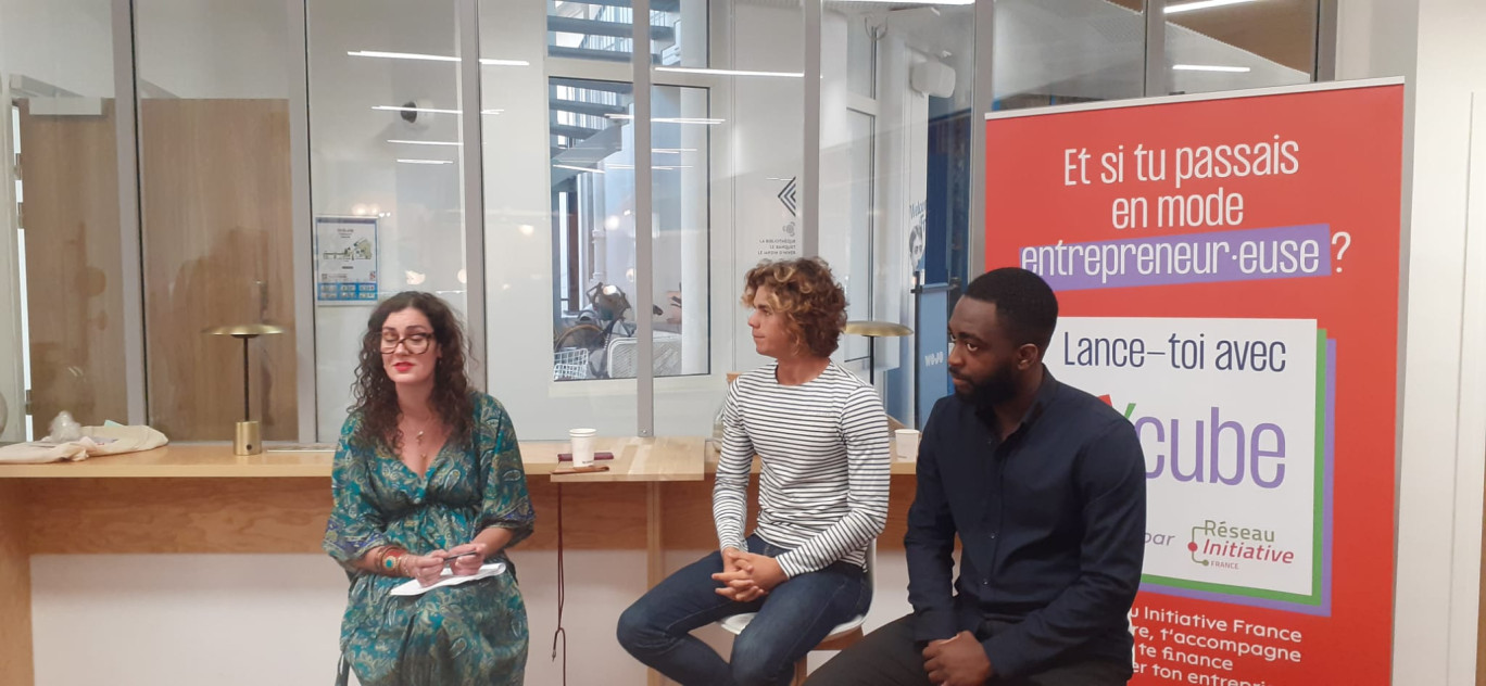 De gauche à droite, Inès Xucla, Steve Mwasangule, Louis Demessine