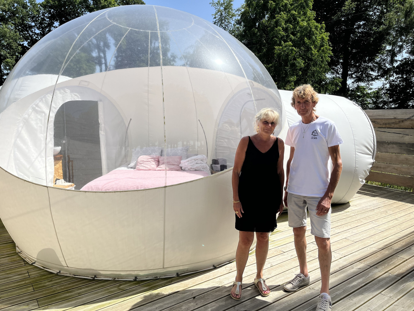 Valérie et Jean-Charles Sommer-Houdeville ont construit des bulles sur leur clos masure. (Photo Gazette Normandie)