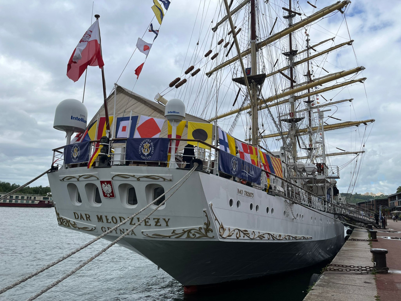 Le Dar Mlodziezy, actuellement sur les quais rive droite de Rouen, devrait être présent pour l'édition 2023 de l'Armada. (Photo Chl.G/Gazette Normandie)