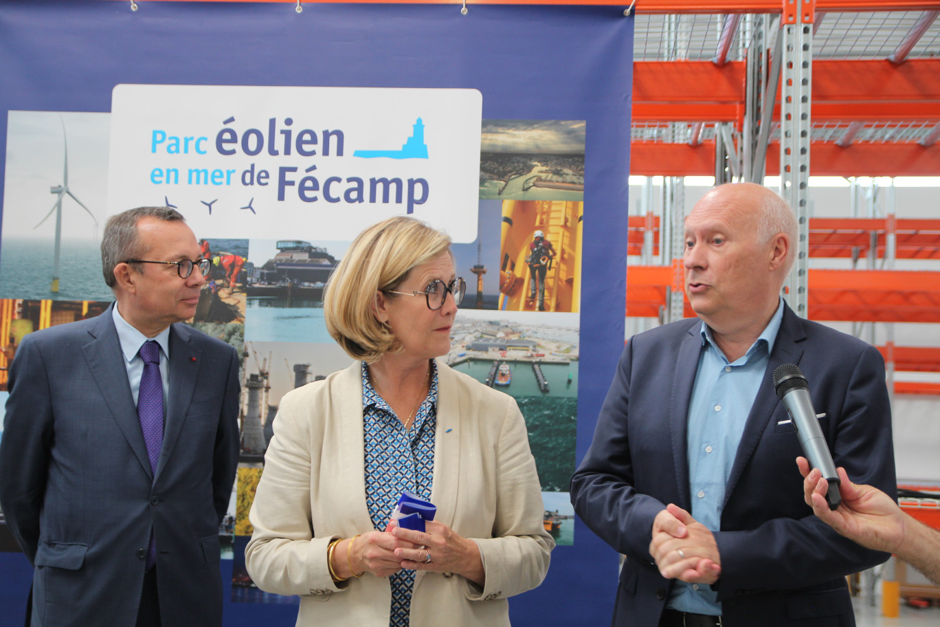 Lors de l'inauguration (de g. à dr.), Pierre André Durand, préfet de Normandie, Marie-Agnès Poussier-Winsbach, députée et Bertrand Allanic, directeur du parc éolien en mer de Fécamp. (© Aletheia Press / B.Delabre)