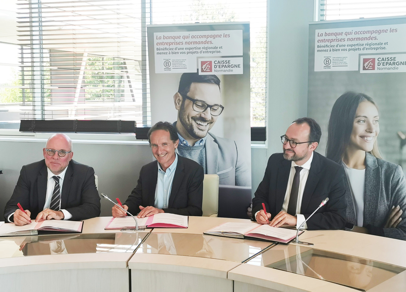 De gauche à droite : Bruno Goré, président du directoire de la CENie Jean-Philippe Daull, président du Réseau entreprendre Normandie Seine & Eure Christophe Descos, membre du directoire en charge du pôle BDR en CENie. (c) Caisse d’Epargne Normandie