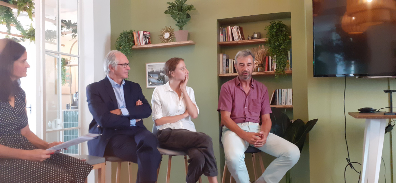 De gauche à droite, Marie Dancer, journaliste à La Croix, Me Christian Nouel, Emma et Charles Kloboukoff,