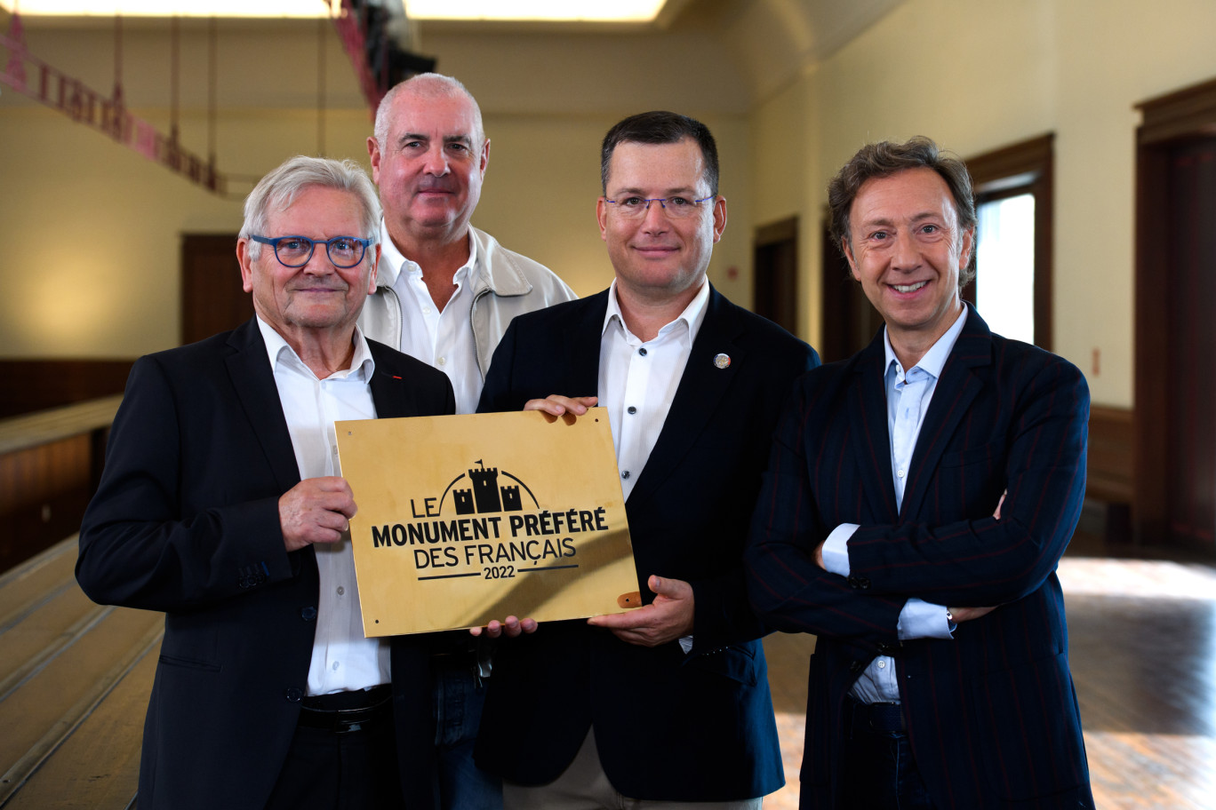 Remise de la plaque avec : Bernard Cauvin, Président directeur général de La Cité de la Mer ; Michel Le Gall ancien sous-marinier du Redoutable ; Xavier Ruelle Président de l’association locale des sous-mariniers ; Stéphane Bern. ©A.Soubigou-Le Cotentin