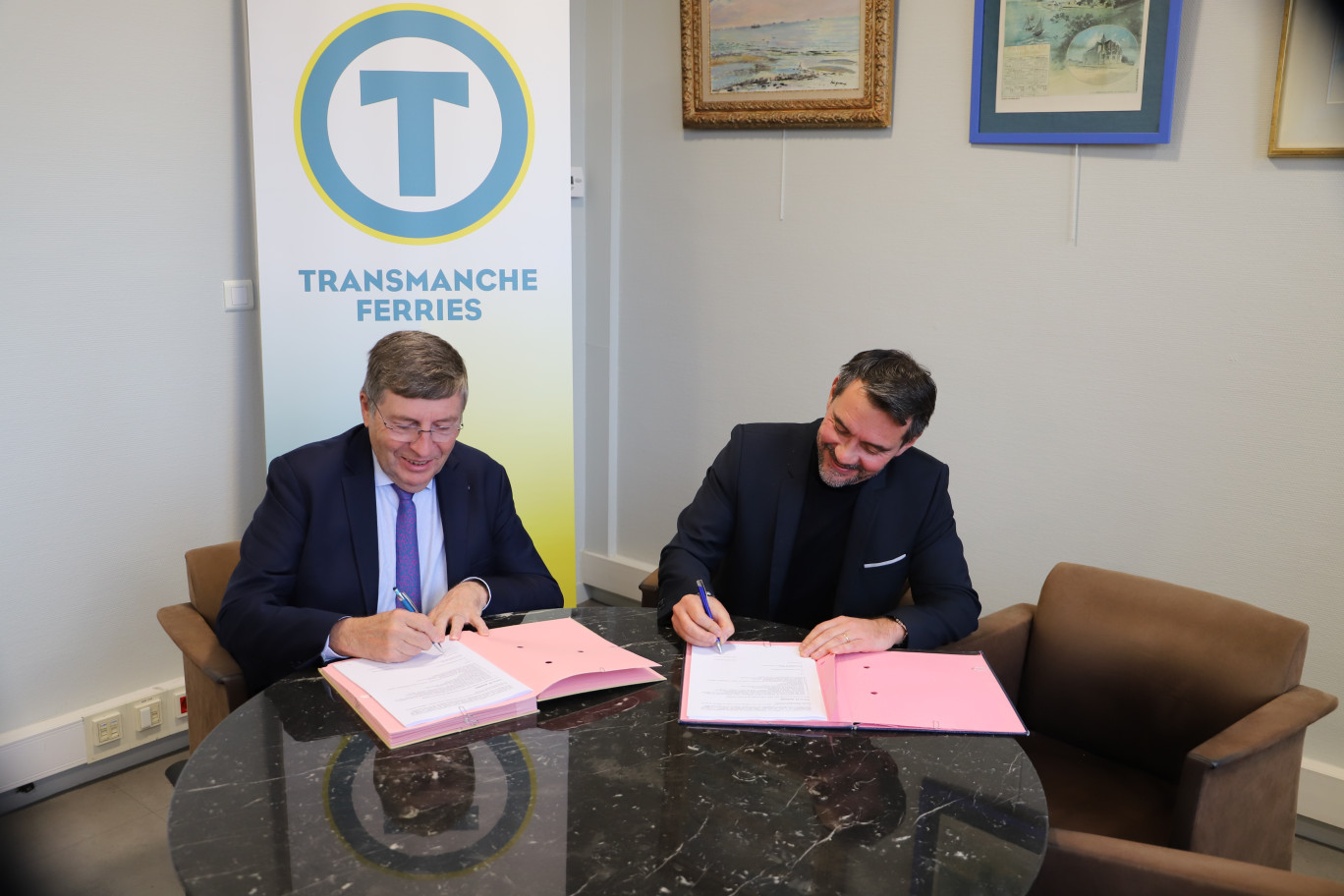 La signature de ce nouveau contrat qui lie le Syndicat mixte de promotion de l’activité transmanche (SMPAT) et DFDS Seaways a eu lieu mardi 15 novembre.