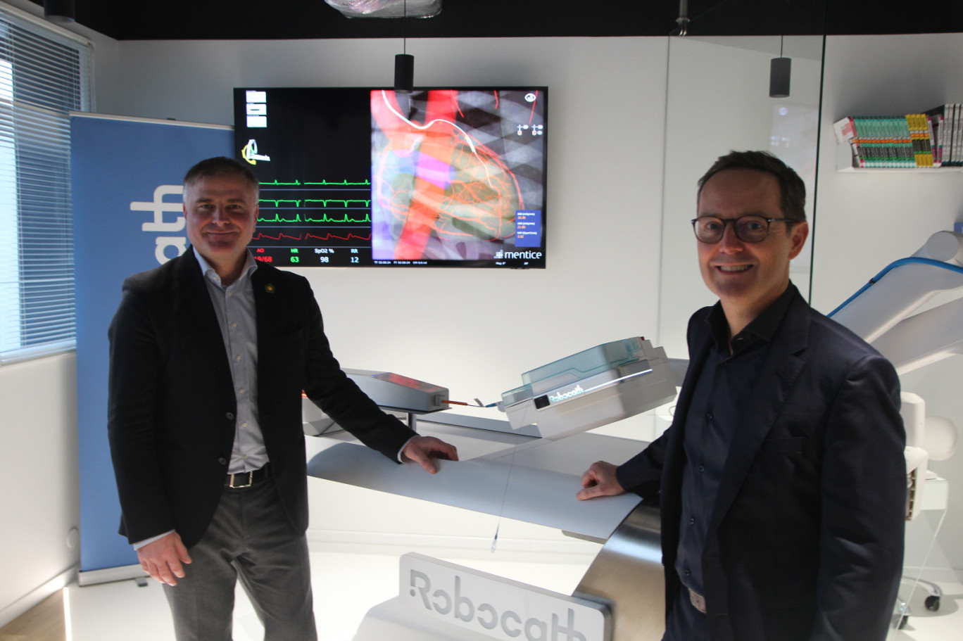 De g. à dr. : Lucien Goffart et Philippe Bencteux devant le modèle d’exposition du R-One. (© Aletheia Press / B.Delabre)