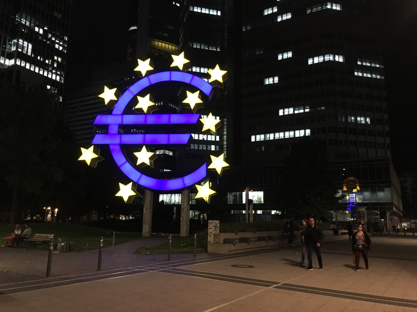 © Olivier RAZEMON Le siège de la Banque centrale à Francfort L’inflation, « qui s’est généralisée dans un grand nombre de pays et touche de nombreux biens et services, conduit à un resserrement des politiques monétaires », explique Julien Pouget, chef du département de la conjoncture de l’Insee, donc une hausse des taux d’intérêt.