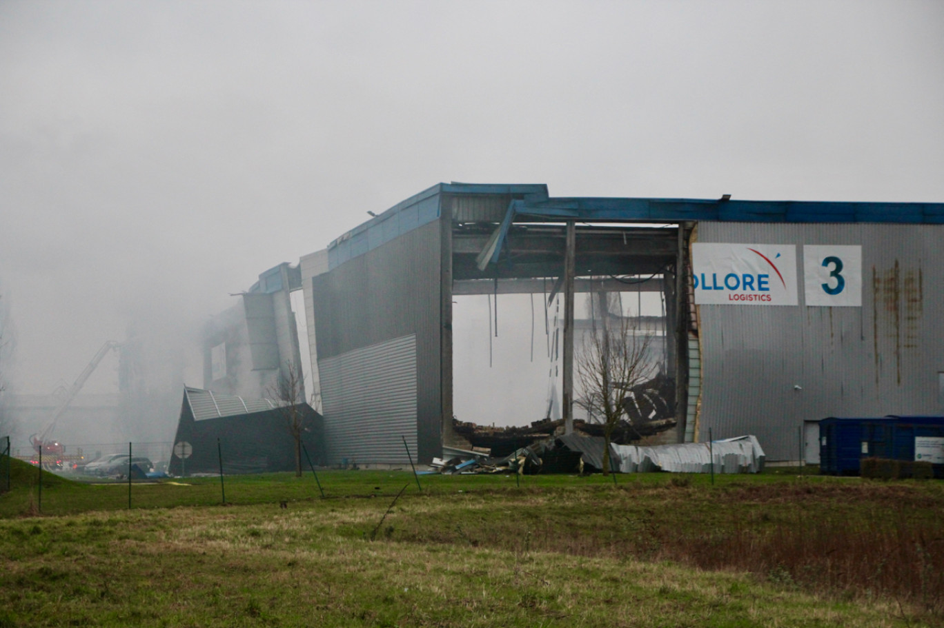 Le 17 janvier en fin de journée, les pompiers étaient toujours à l'oeuvre pour sécuriser le site. D'importantes fumées s'échappaient encore du bâtiment. (© Aletheia Press / B.Delabre)