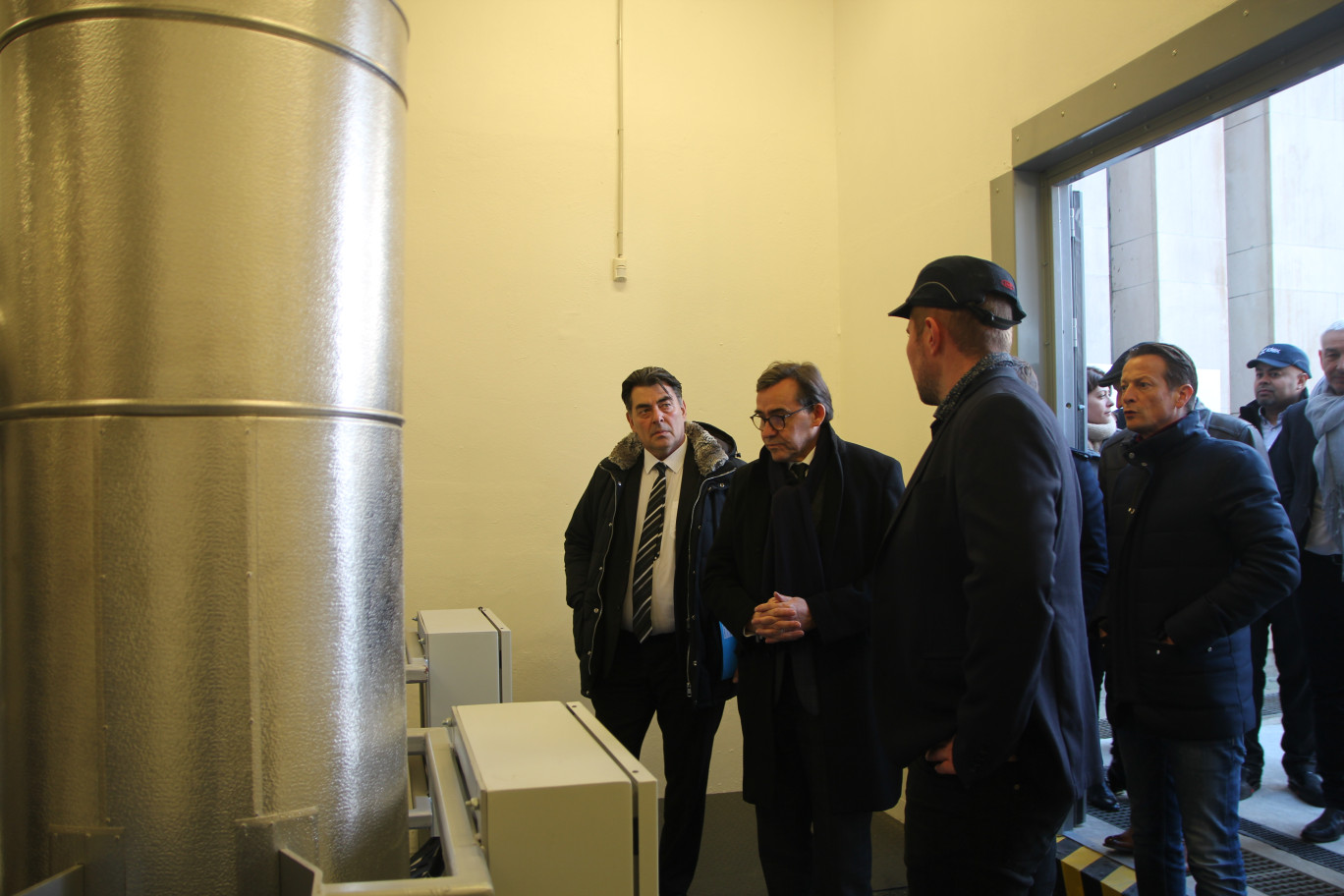 Frédéric Noël (Banque des territoires) Bertrand Bellanger (président de la Seine-Maritime) et Guillaume Coutey (conseiller départemental et maire de Malaunay) découvre la thermo-frigo-pompe. (© Aletheia Press / B.Delabre)