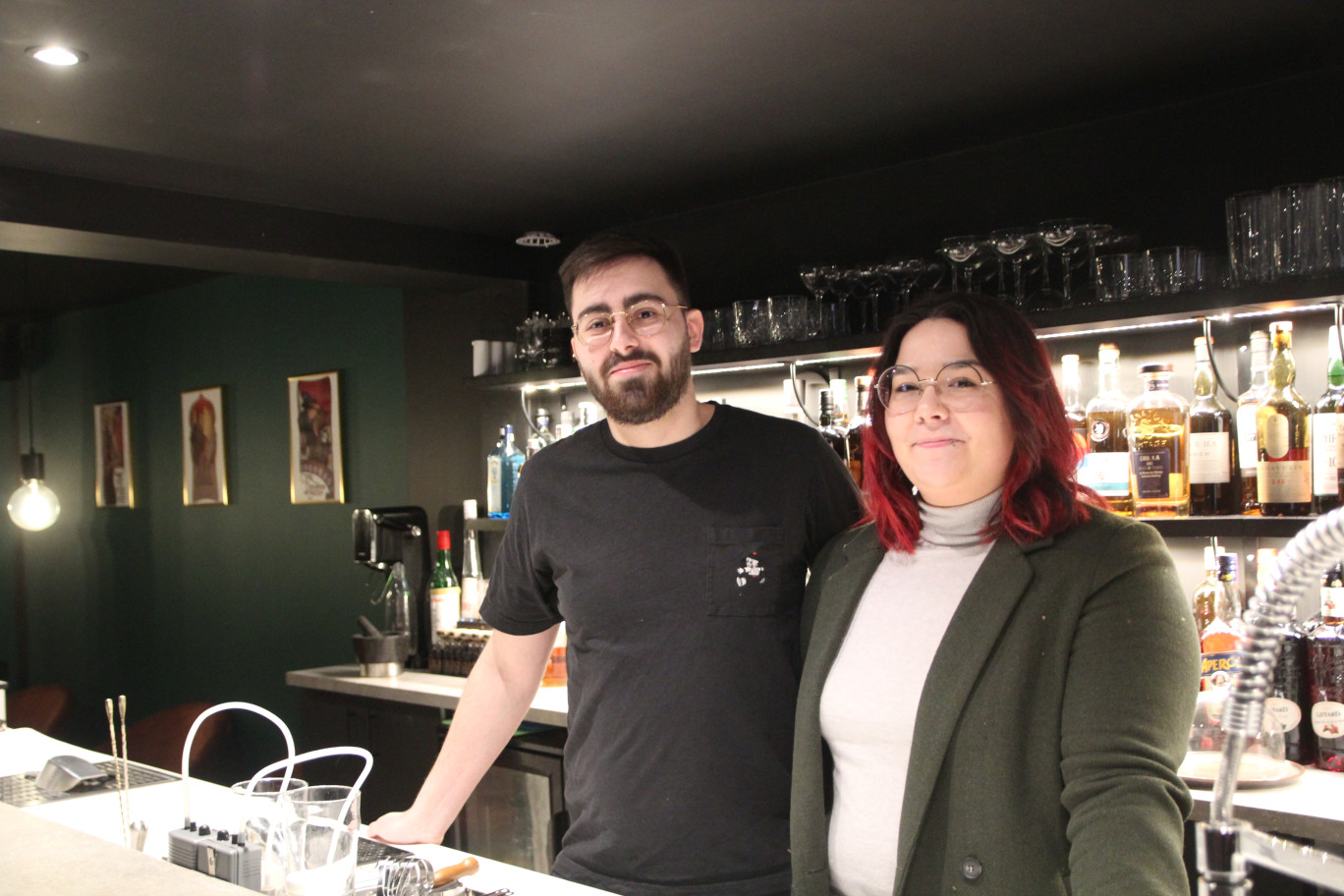 Camille Mannu et Josphine Lelong veulent recréer à Rouen l'ambiance chaleureuse et feutrée des bars à cocktails haut de gamme, que le jeune homme a connue à Toronto. (© Aletheia Press / B.Delabre)