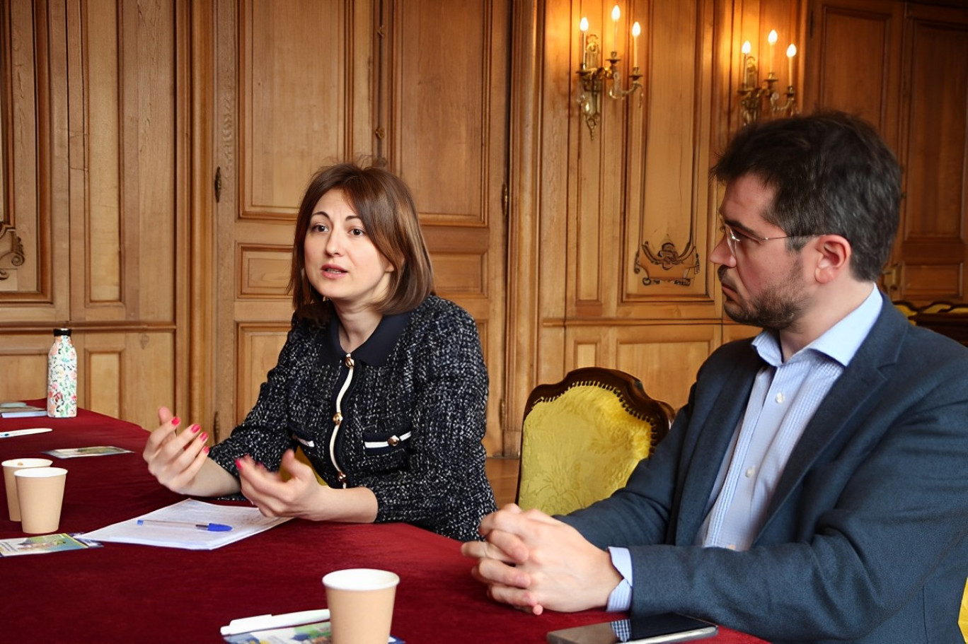 Adina Revol, porte-parole de la CommissioneEuropéenne, a donné une longue conférence de presse à la mairie de Rouen, dans une salle bien vide. Ici à côté d'Adrien Naizet, conseiller municipal de Rouen. (© Aletheia Press / B.Delabre)