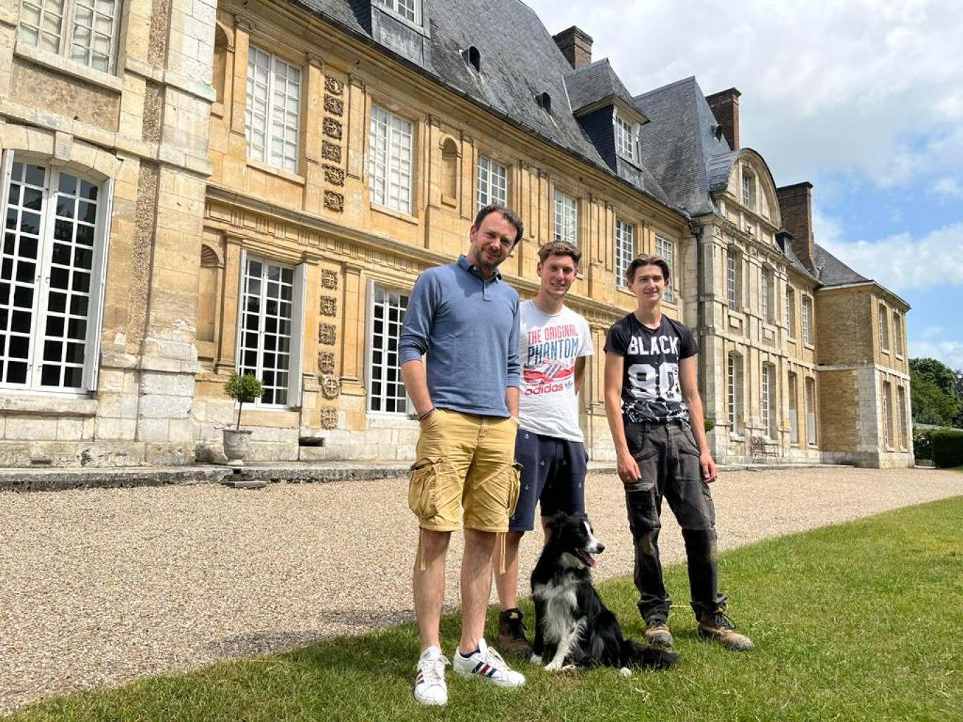 Nicolas Navarro (à gauche) vit au rythme du château depuis ses 16 ans. (Photo Gazette Normandie)