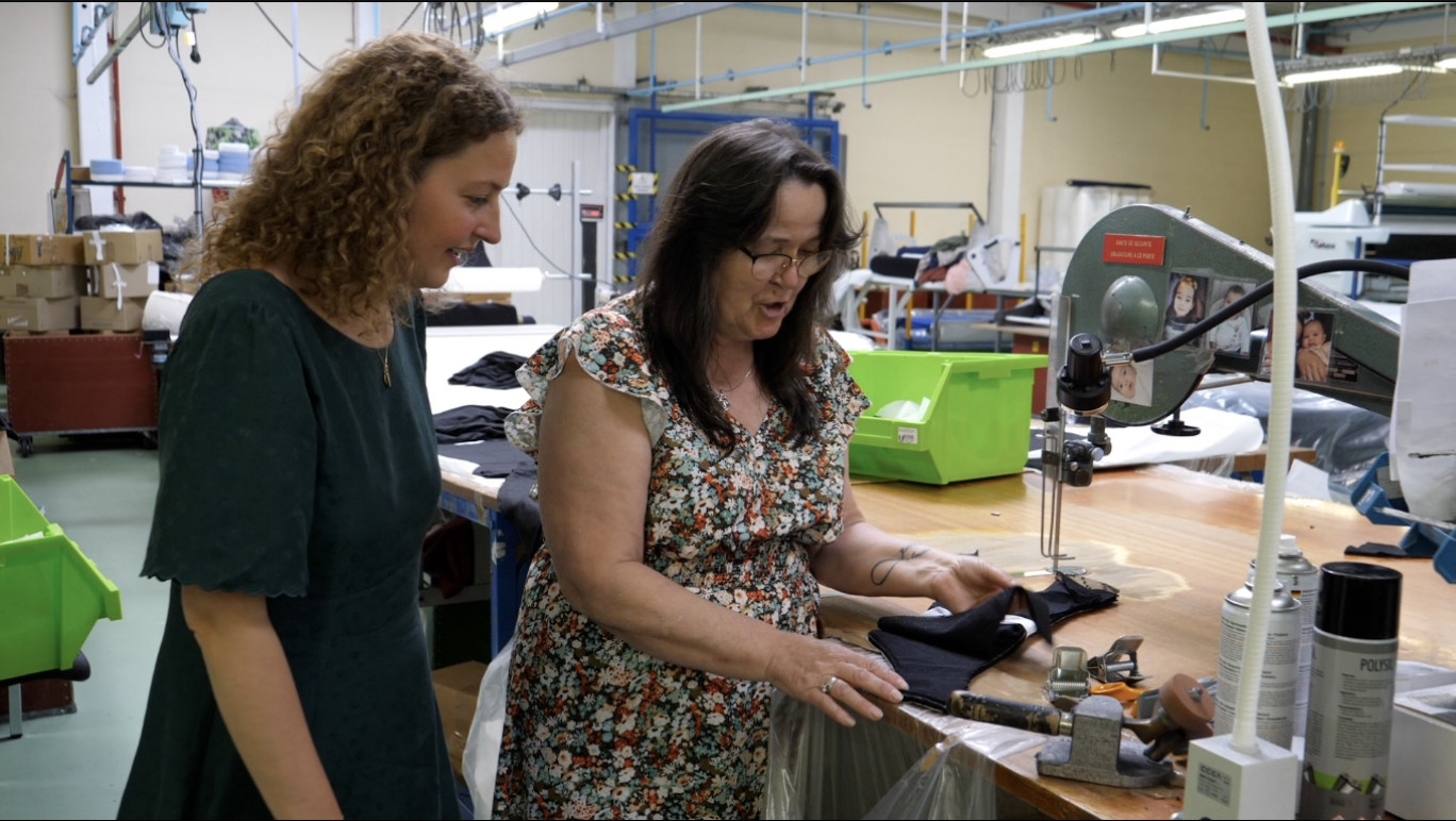 Shonnead Dégremont (à gauche) en visite dans les ateliers de confection qui fabrique les produits de sa marque Shonnead. (Photo Shonnead)