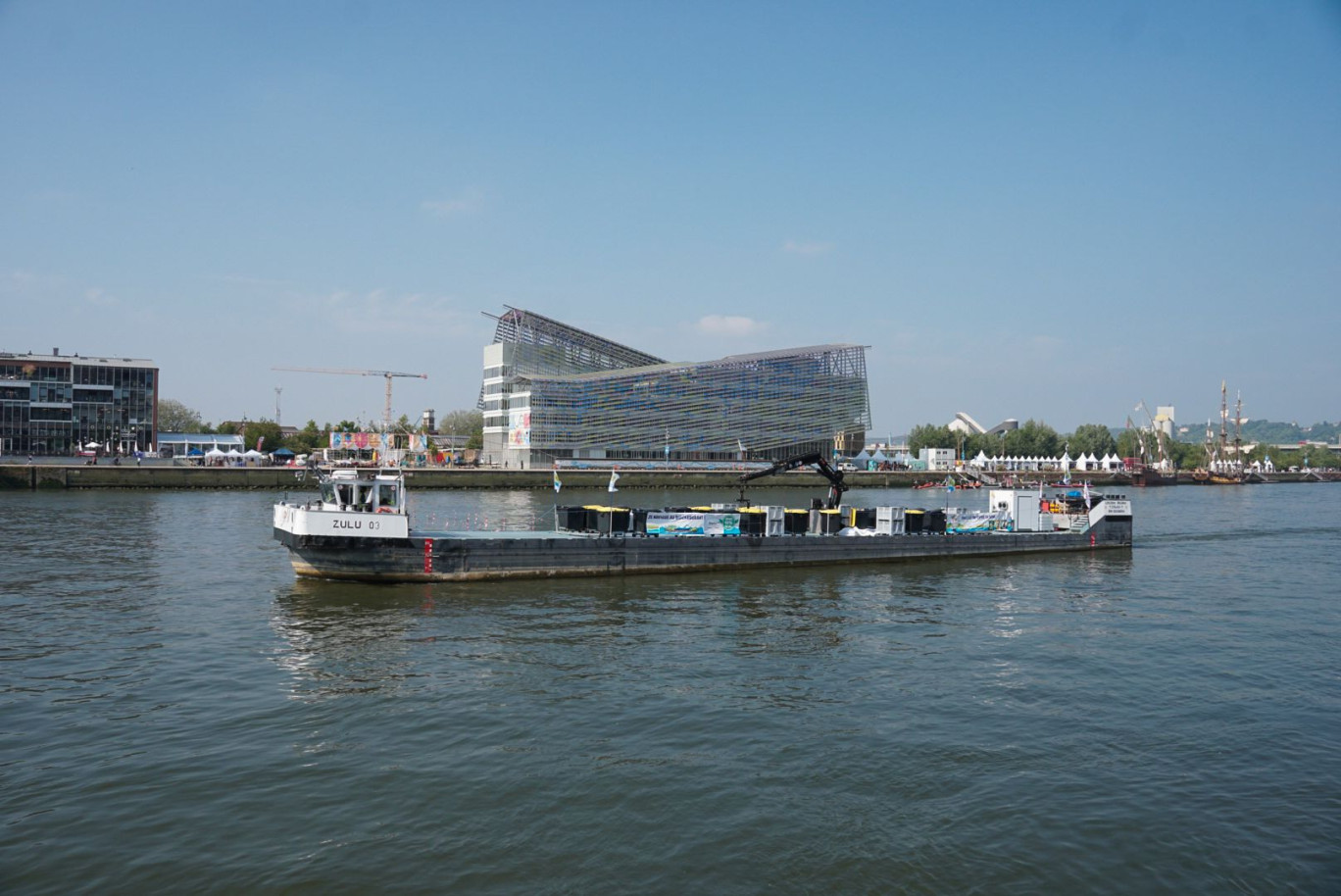 Le Smédar assure la collecte des déchets des navires présents sur l'Armada par voie fluviale. (Photo Chl.G/Gazette Normandie)