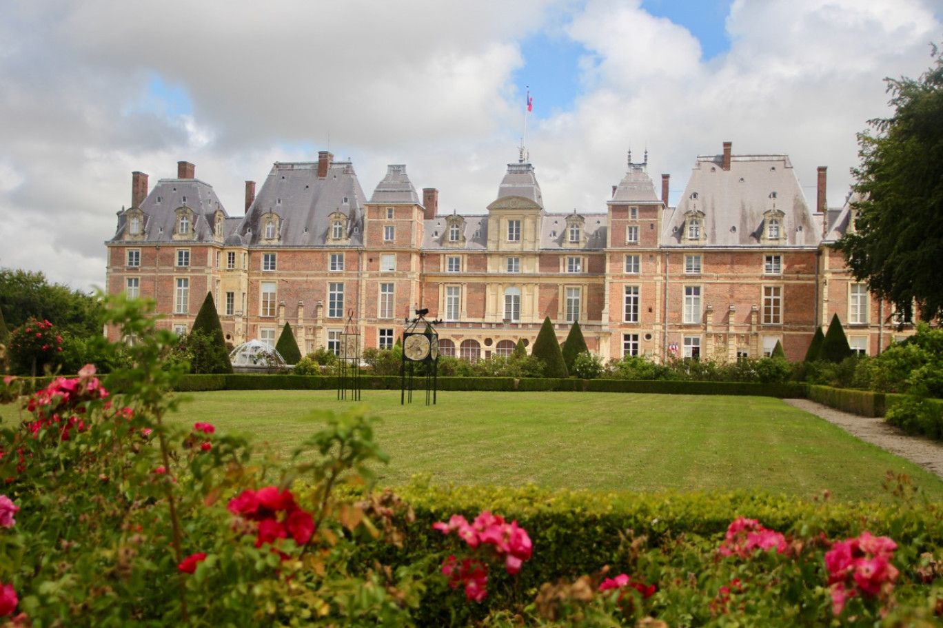 Le jardin à la française accueille des œuvres d’artistes contemporains exposés à la chapelle du collège. (© Aletheia Press / B.Delabre)